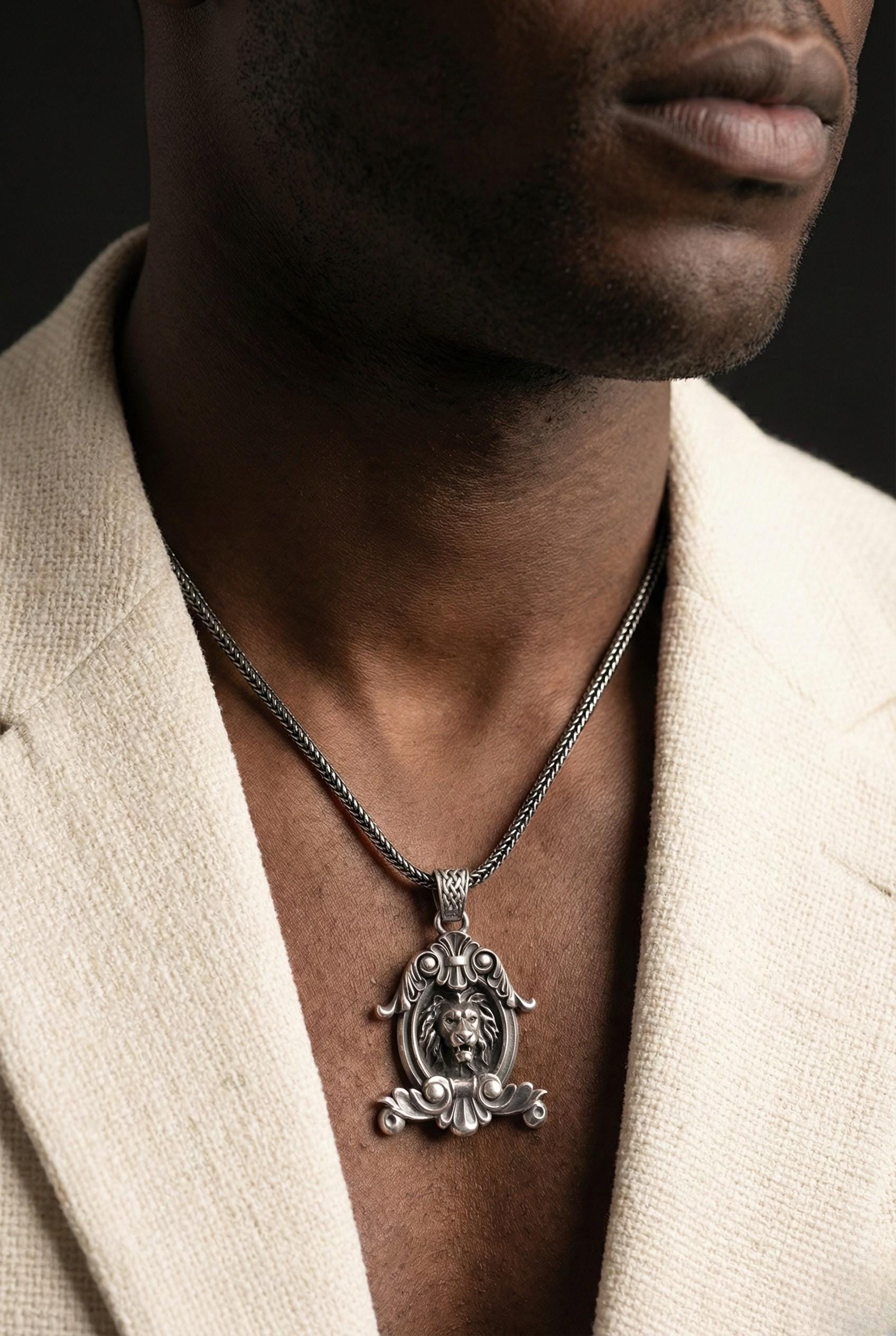 Oksitli Gümüş Aslan Kolye: El Yapımı Erkek Takısı