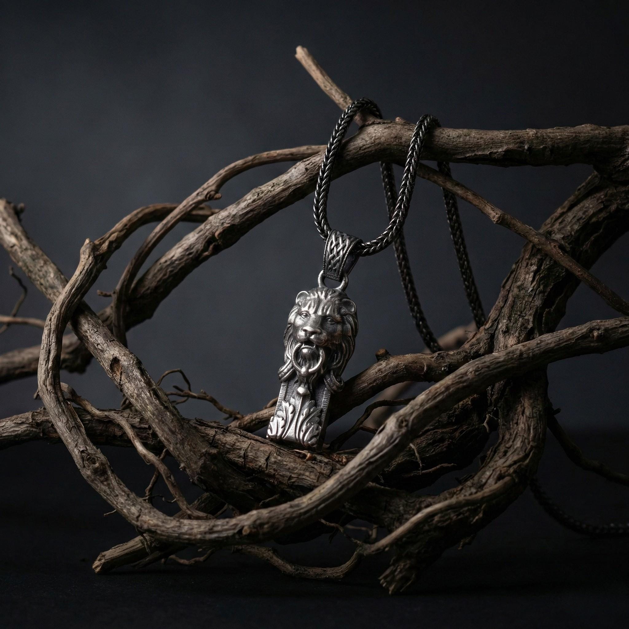 Oksitli Gümüş Aslan Kolye: El Yapımı Erkek Gotik Kolye