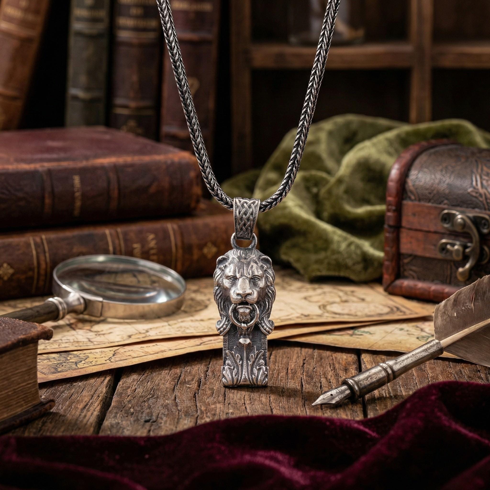 Oksitli Gümüş Aslan Kolye: El Yapımı Erkek Gotik Kolye