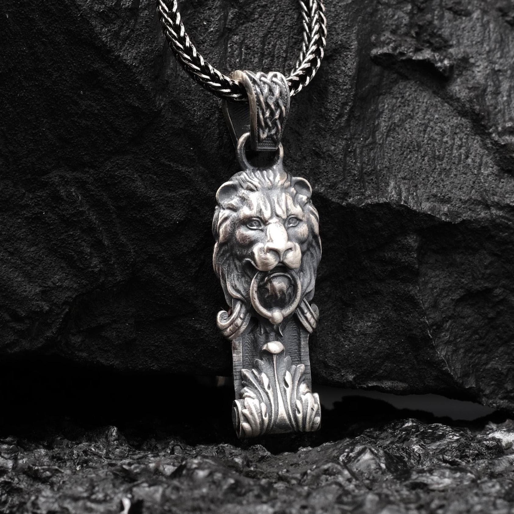 Oksitli Gümüş Aslan Kolye: El Yapımı Erkek Gotik Kolye