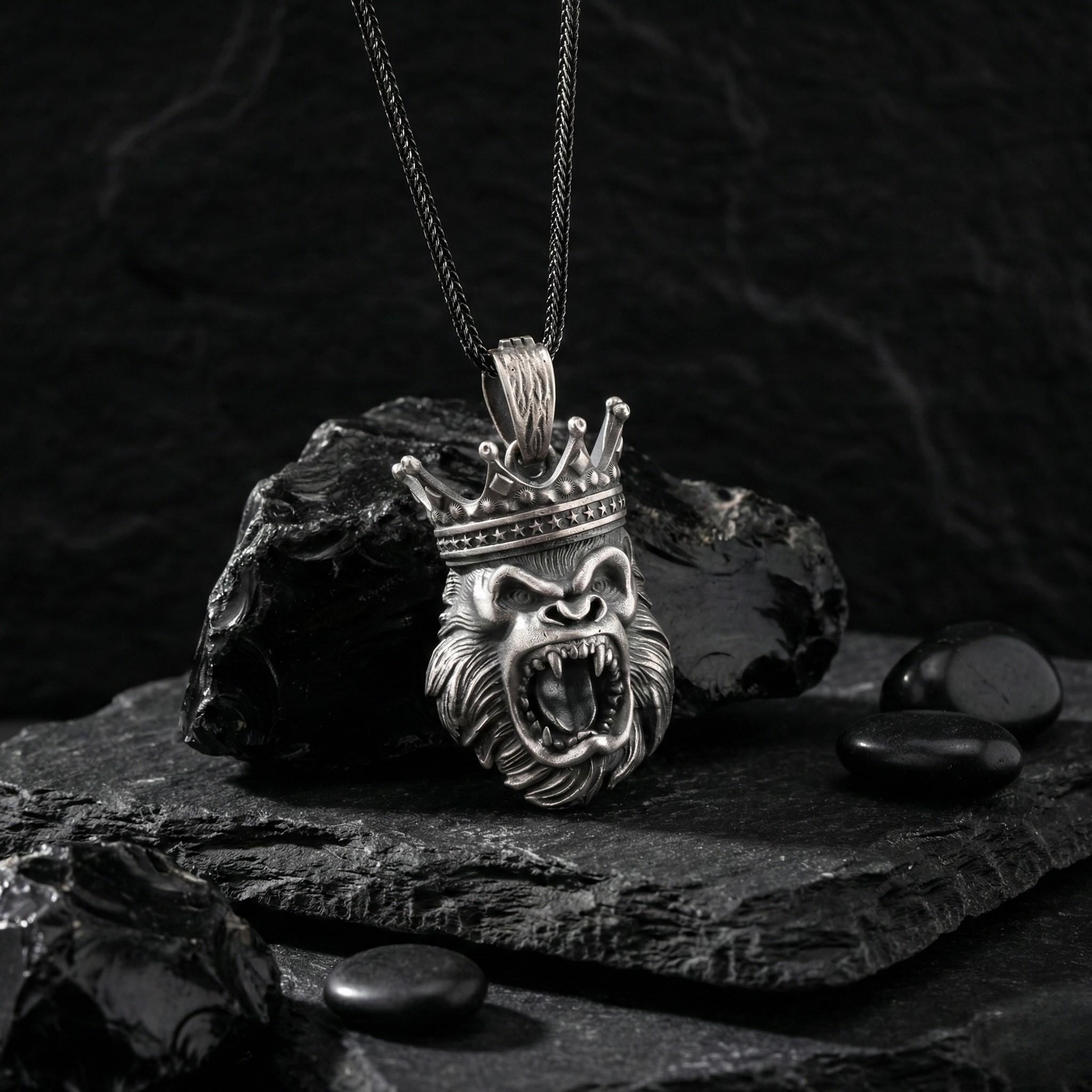 Goril Kolye: El Yapımı Oksitli 925 Ayar Gümüş Erkek Takısı