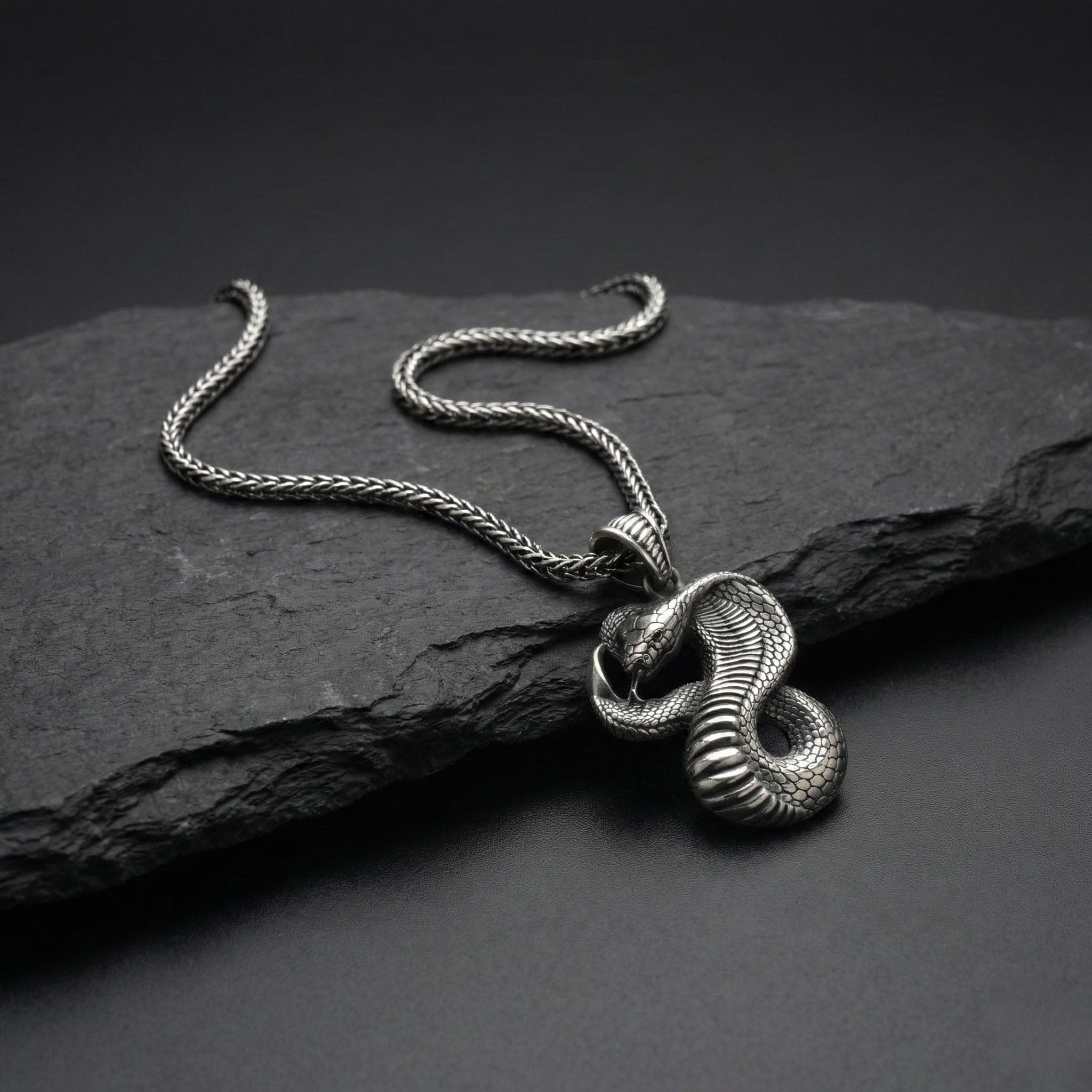 Oksitli Gümüş Yılan Kolye Ucu: El Yapımı Gotik Kolye