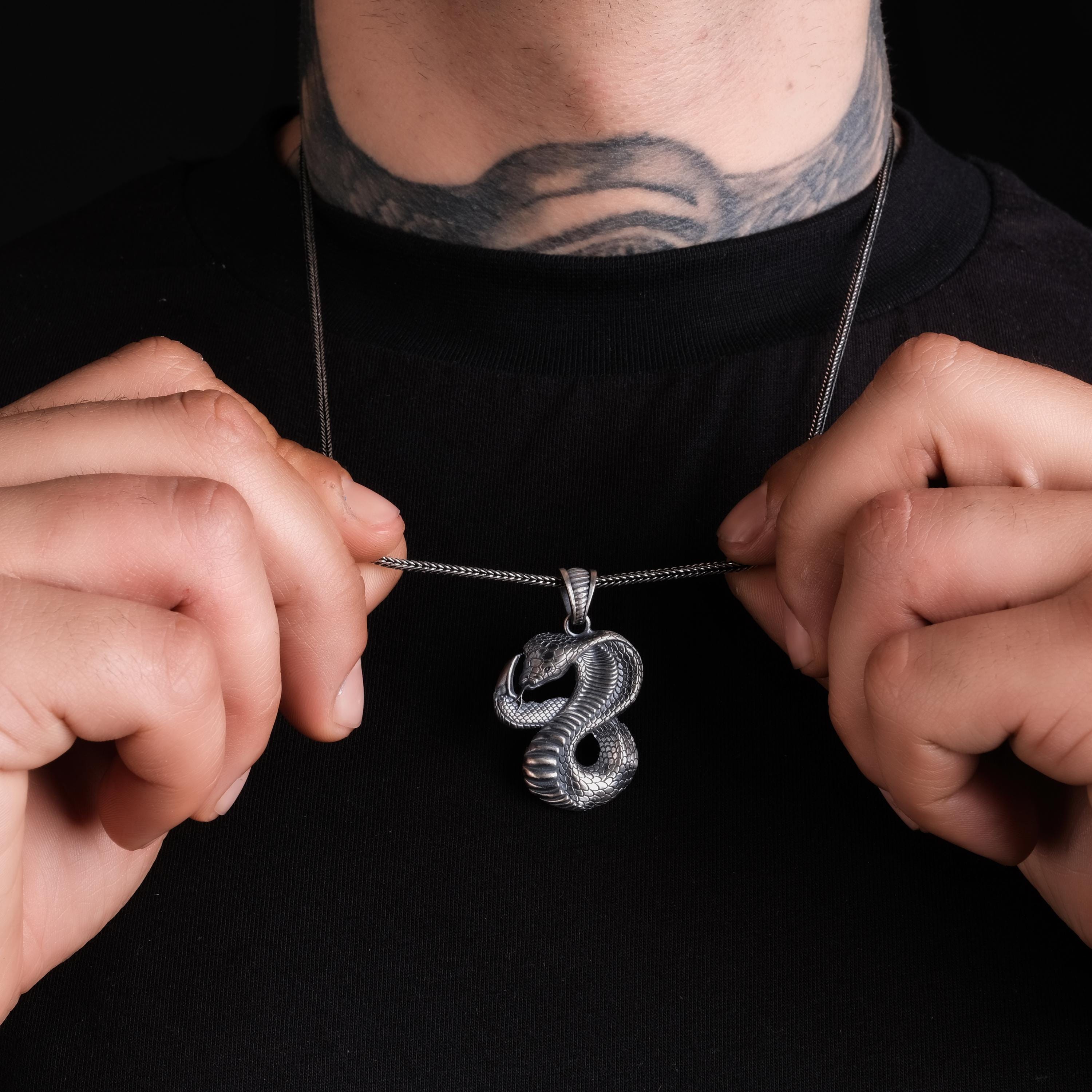 Oksitli Gümüş Yılan Kolye Ucu: El Yapımı Gotik Kolye