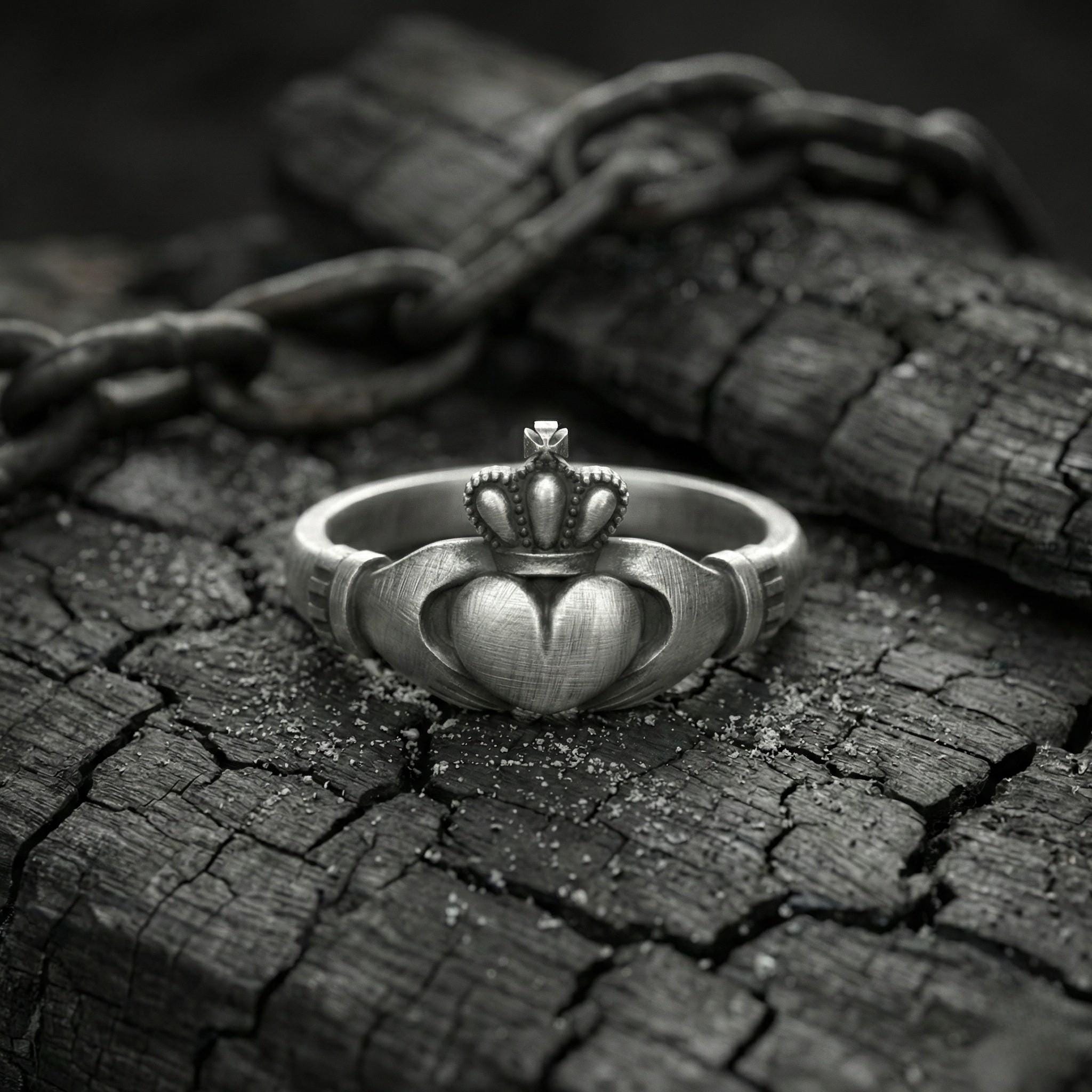 Haç ve Kalp Detaylı, Gümüşten Yapılmış Claddagh Yüzüğü