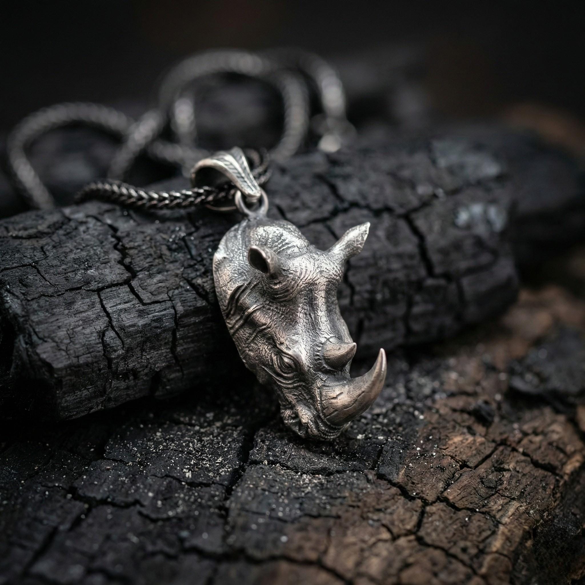 Oksitlenmiş Gümüş Gergedan Kolye Ucu: El Yapımı Gümüş Kolye