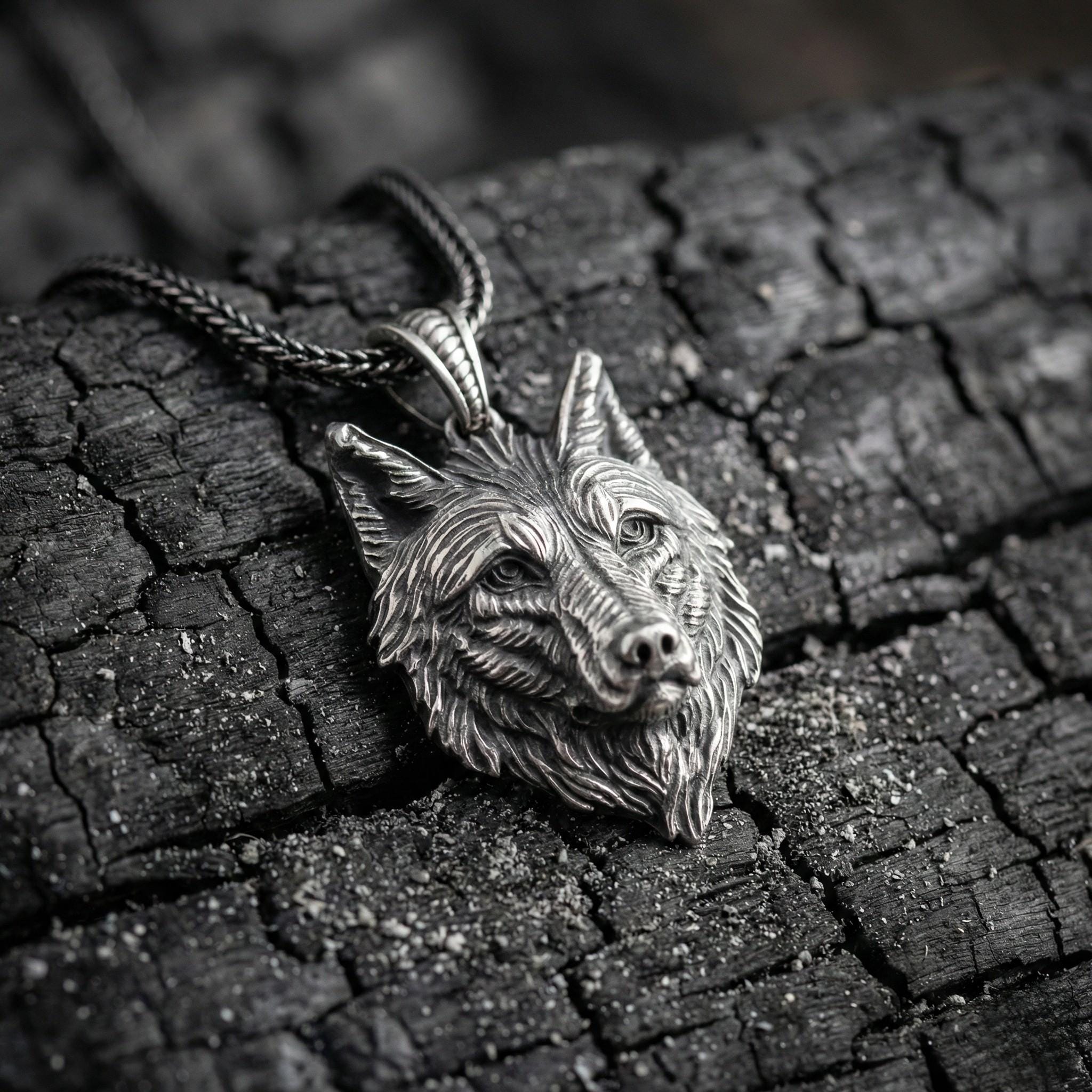 Kurt Kafası Kolye: El Yapımı Gümüş, Oksitlenmiş Gotik Tarzı