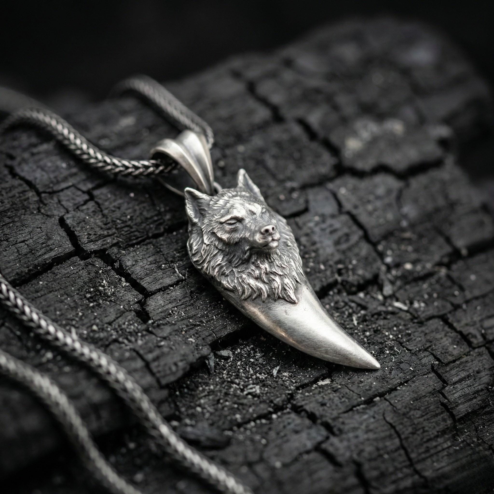 Kurt Dişi Kolye Ucu: Gümüş Gotik Takı, El Yapımı, Oksitlenmiş